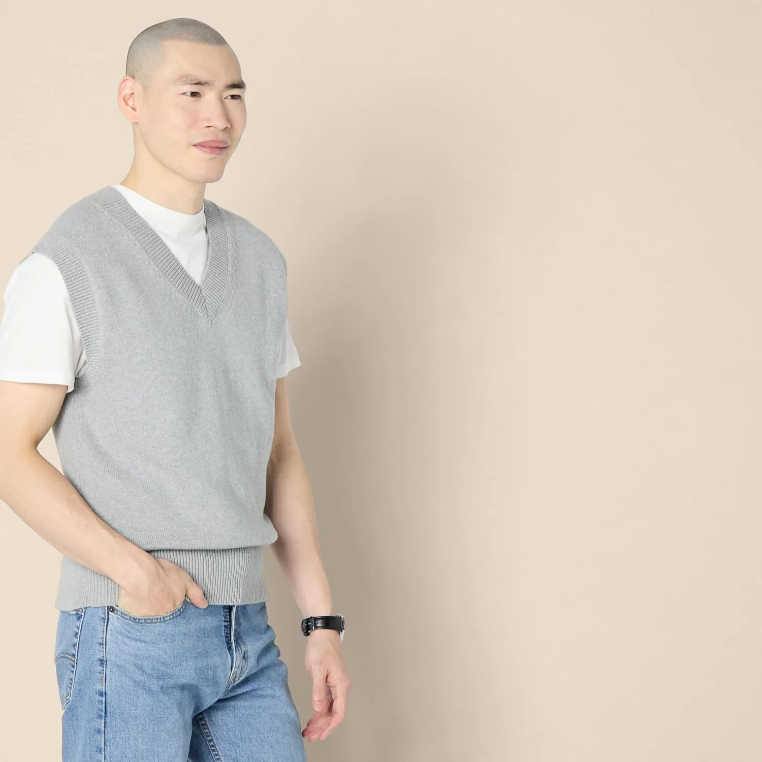 Amazon Essentials Men's Relaxed-Fit V-Neck Sweater Vest