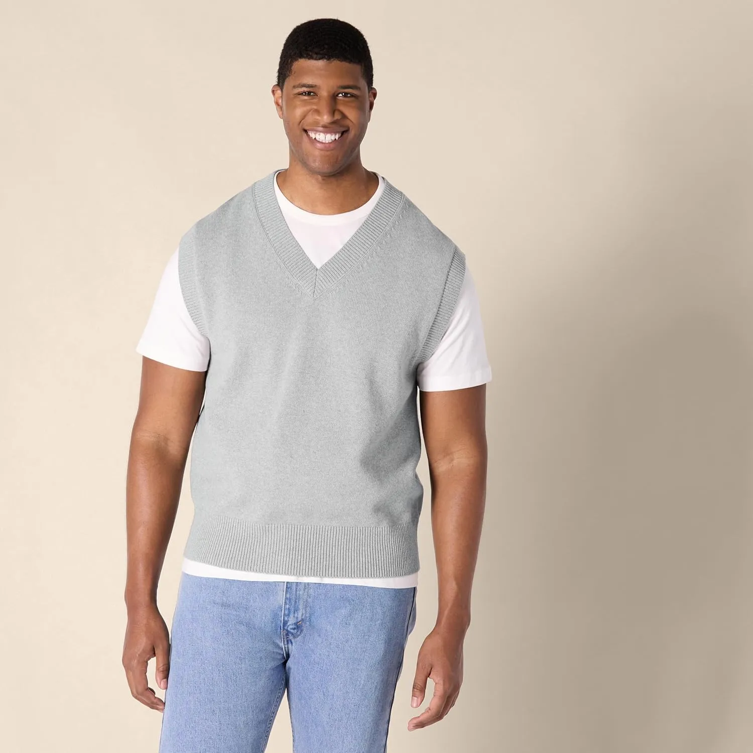 Amazon Essentials Men's Relaxed-Fit V-Neck Sweater Vest